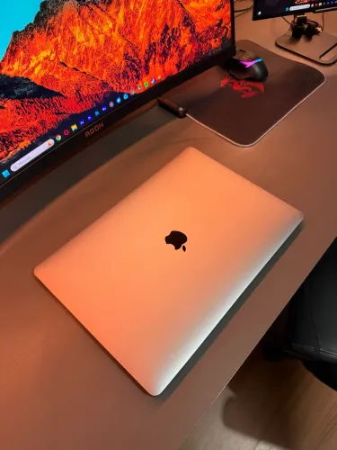 MacBook Pro 2017 - i7 / 16GB / 256GB ( Leia)