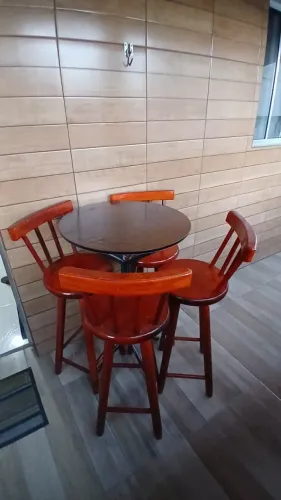 Conjunto Mesa Alta com 4 Banquetas de Madeira