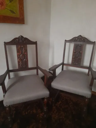 2 cadeiras clássica, com braços, madeira de lei,design entalhado a mao