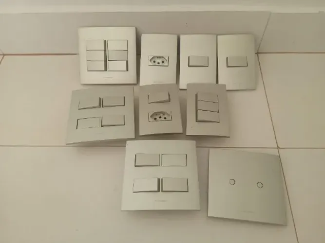 Lote de Interruptores e tomadas Marca Alumbra Linha Inova Pró Class Grafite.