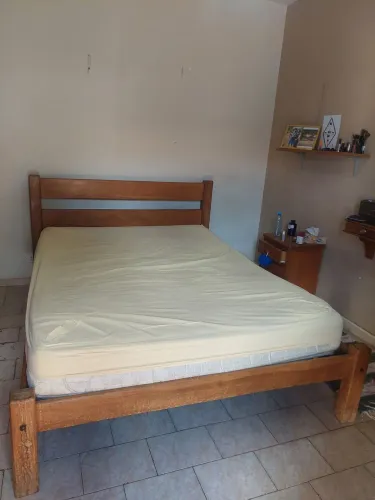CAMA FEITA SOB MEDIDA DE CEREJEIRA. 1,98X2,10. EXCELENTE ESTADO