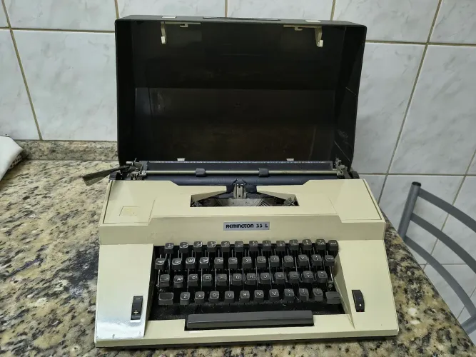 Máquina de escrever REMINGTON 33 L