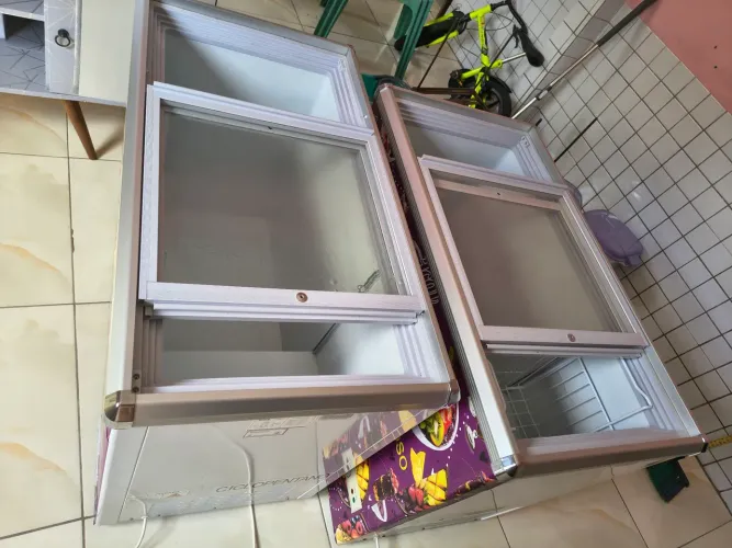 Freezer mostruário nova e outra semi nova