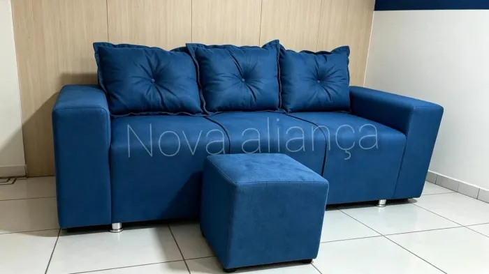 Sofá 3 lugares na cor azul a pronta entrega. Grátis 1 Pullf 