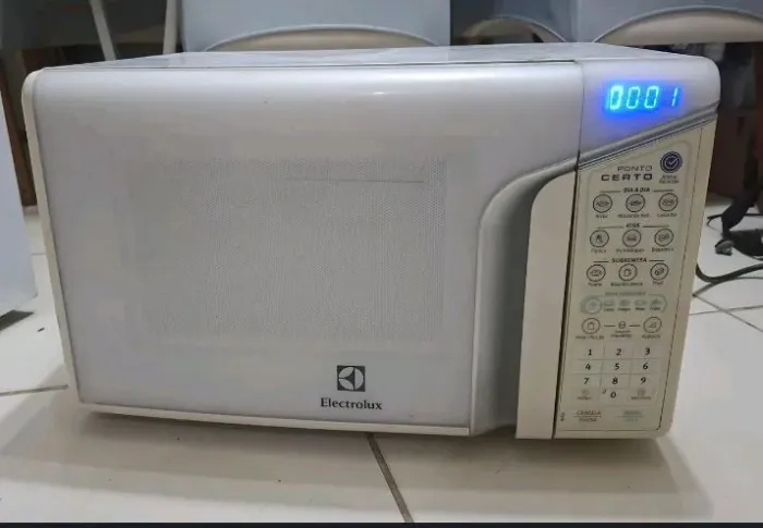 micro-ondas Electrolux Ponto Certo, modelo MEP41, com capacidade de 31 litros.