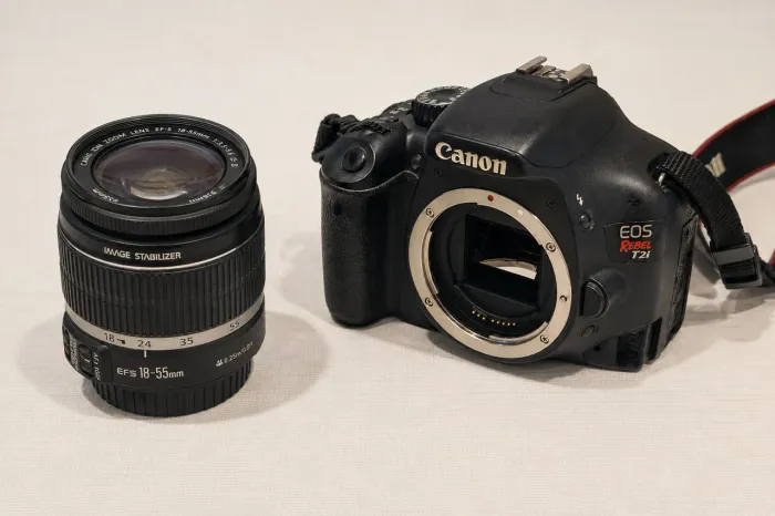Canon EOS Rebel T2i + Lente 18-55mm IS + Carregador | AF com defeito