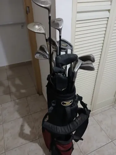 Mochila e tacos de golfe