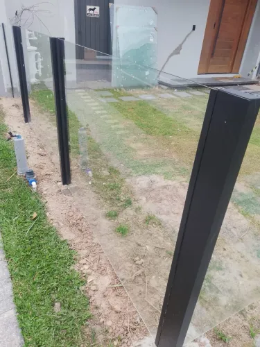 CERCA DE VIDRO E ALUMÍNIO