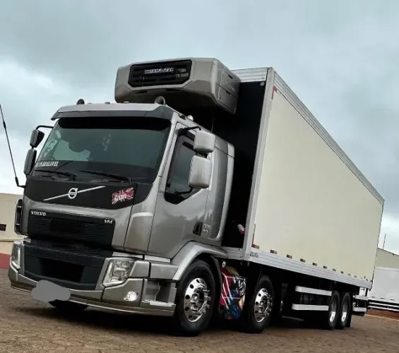 Volvo vm 330 8x2 bau refrigerado 