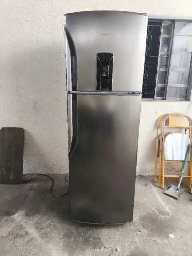 Geladeira 350lt de inox super conservada funcionando perfeitamente entrego