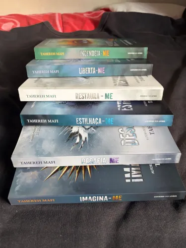 VENDO LIVROS - COLEÇÃO ESTILHAÇA-ME 