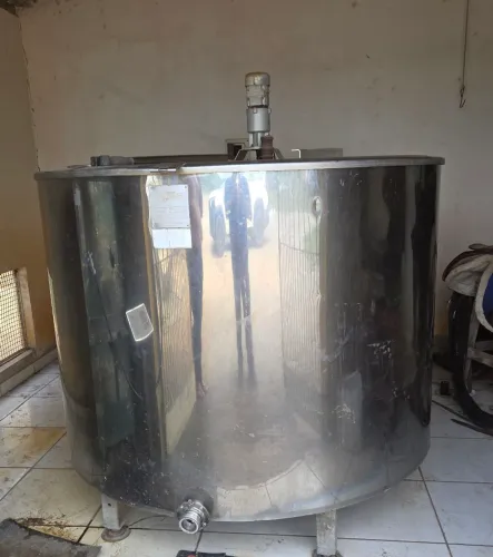 Tanque de leite 1500 litros marca Kleper Weber.