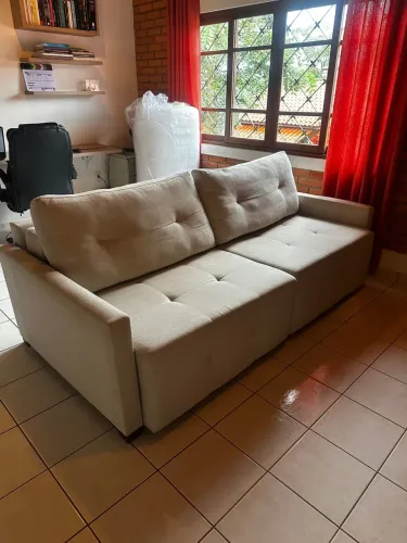 Lindo sofá moderno e espaçoso com abertura