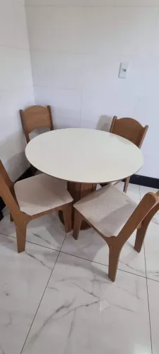 MESA DE JANTAR REDONDA COM 4 CADEIRAS ESTOFADAS