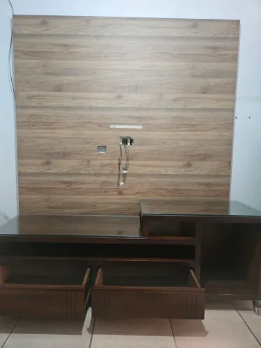 Rack de madeira e painel de tv em mdf