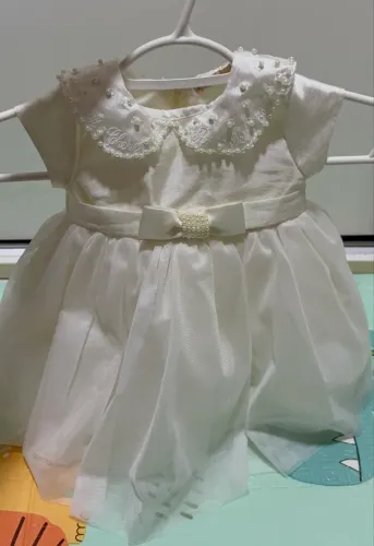 Vestido branco acetinado Petit e Cherie tamanho 0-3 meses