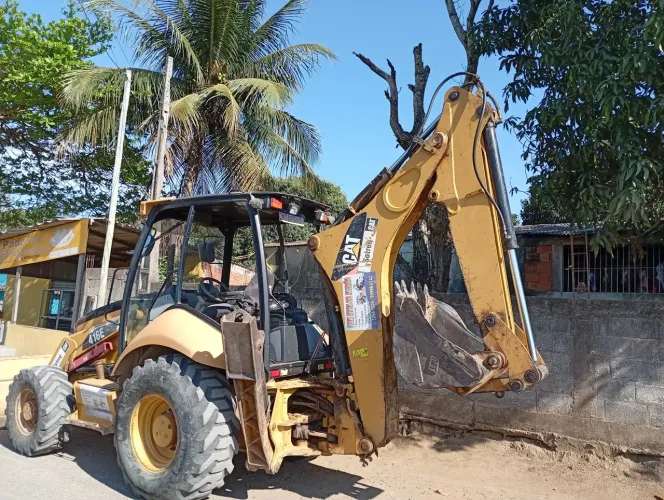 Retroescavadeira Caterpillar traçada