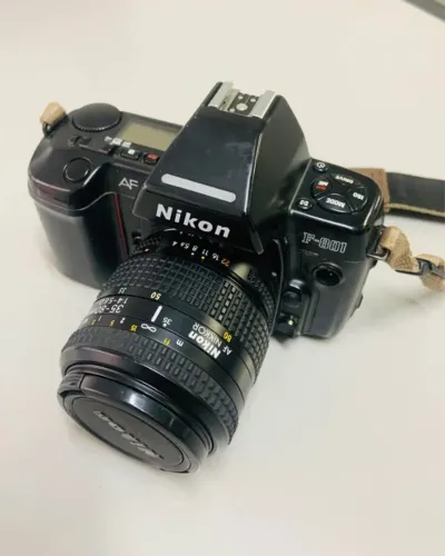 Câmera Fotográfica Analógica Nikon F-801 Lente 35-80mm com Flash, Manual e Bolsa