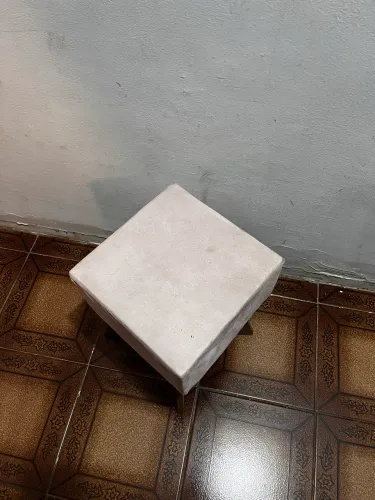 Conjunto com 2 bancos estofados em suede claro e pés de madeira