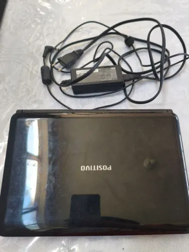 Mine netbook antigo com defeito funciona somente na parede, vendo pra peças ou conserto