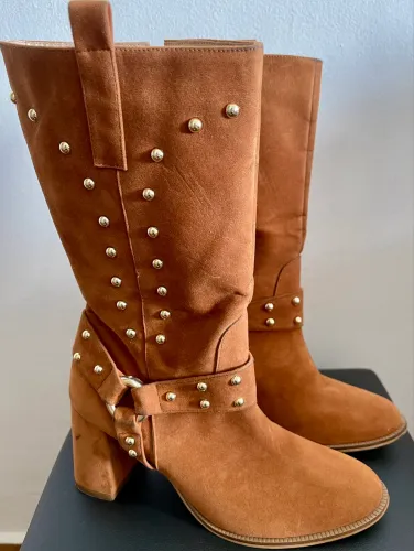 Bota Camurça Caramelo.