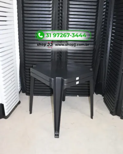 Kit com 2 mesas plásticas resistentes NOVAS