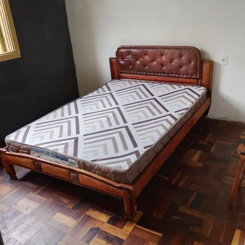 Cama casal Madeira e couro 1940