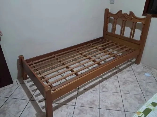 Cama de solteiro em madeira maciça nas medidas de 2mt compr X 94cm largura X 46cm altura
