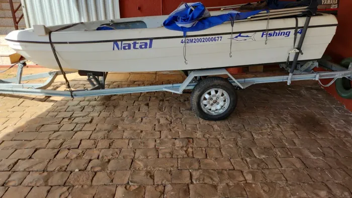 Vendo Barco / Lancha completo + motor yamaha 25 + itens de utilidade