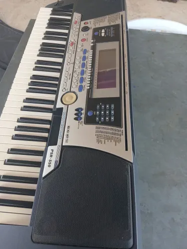 Teclado yamaha psr 550