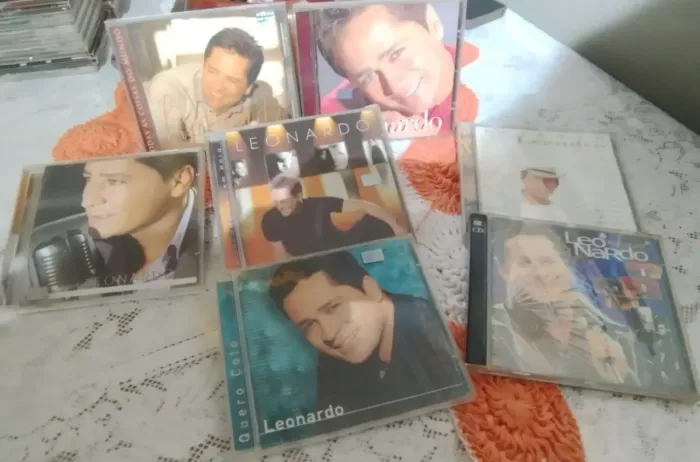 Mini coleção de cds do Leonardo 