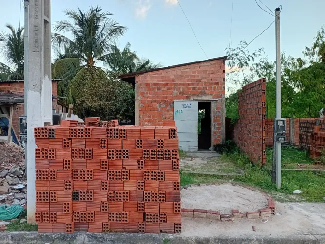 Vendo a casa 24m² área construída. Tamanho total do terreno 5m de frente e 22m fundo.