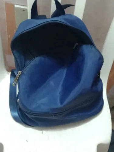 Mochila casual azul de tecido sintetico com bolso frontal com zipe e alça de ombro
