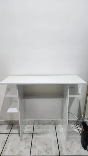 Escrivaninha branca pequena