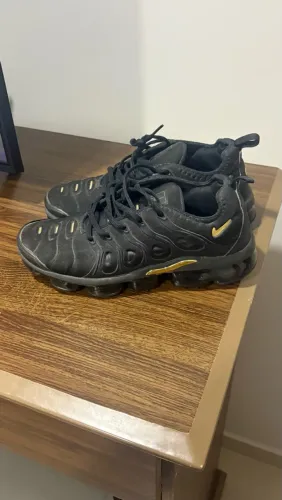 Tênis Nike vapor Max plus Vm preto e dourado