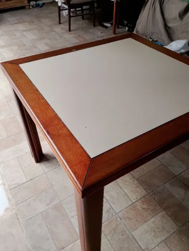 Mesa de madeira maciça 