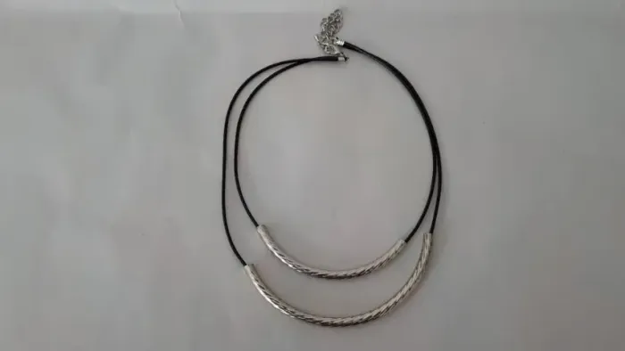 Colar Cordão Duplo Pendante Em Metal Prateado