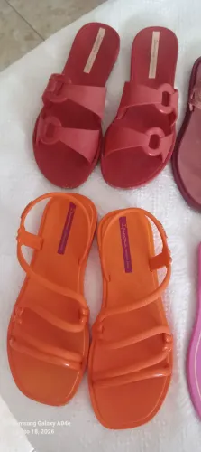 6 Lindos  pares de sandálias de plástico.