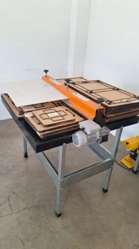 Máquina De Corte E Vinco Elétrica Semi Automática - 100cm com Bancada e Facas de corte