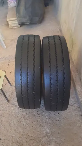 Vendo par de pneus caminhão 3/4