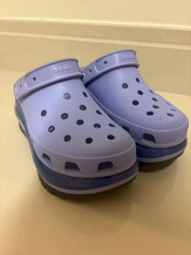 iconic crocs comfort original roxa plataforma - usada uma unica vez