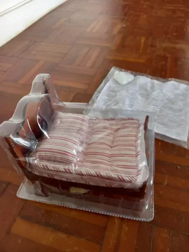 Kit Cama De Casal De Madeira + Enxoval De Renda Miniatura 1:12 Del Prado/de Agostini