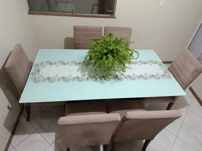 Mesa em ótimo estado de conservação