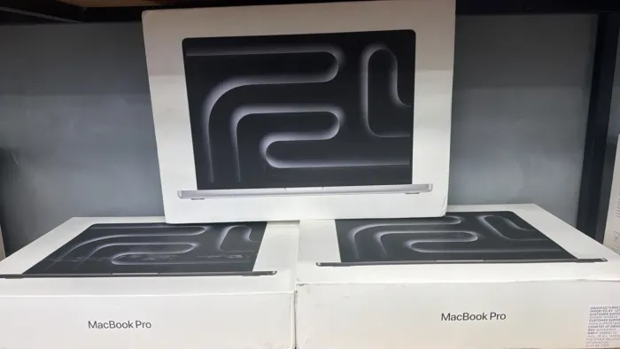 MacBook Pro 14 M5 24GB ram ssd 1TB Space Black