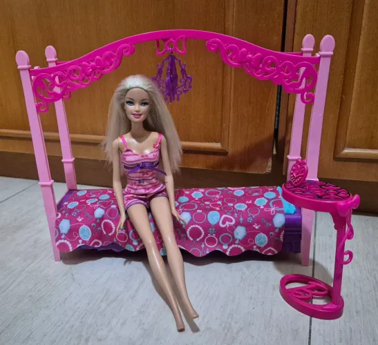 Barbie Glam Bedroom (Quarto Glamouroso da Barbie) - Mattel, 2012