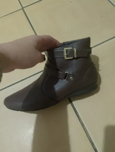 Bota semi nova 38 beira rio