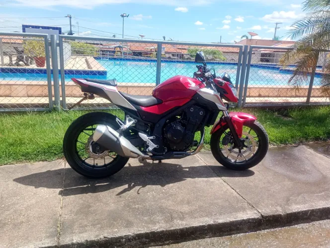 CB 500F a mais nova da cidade, sem nada pra fazer.