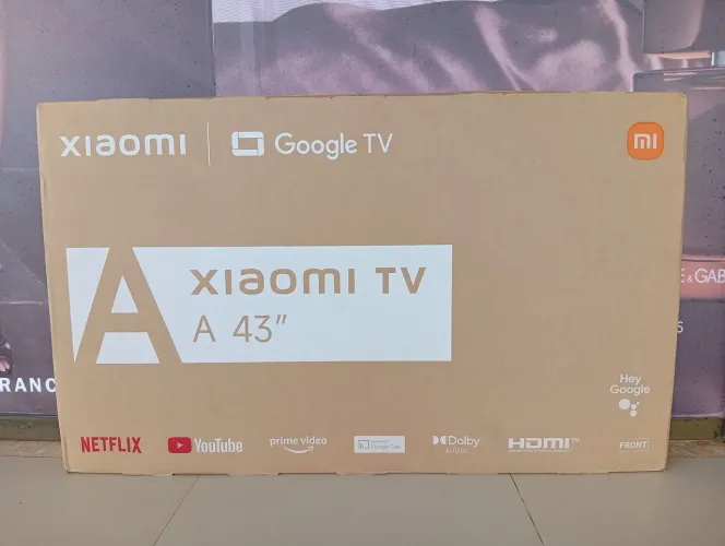 Smart TV 43' Xiaomi nova, lacrada na caixa