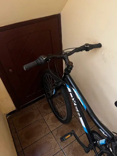 Bicicleta preta usada