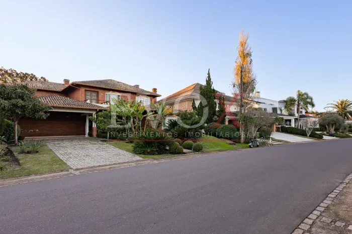 Residência de luxo no Terra Ville: Casa em condomínio com 4 suítes e vista para o lago em